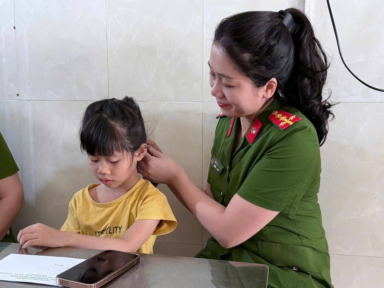 Công an phường Hưng Đạo thăm hỏi, tặng quà 06 em nhỏ có hoàn cảnh đặc biệt khó khăn